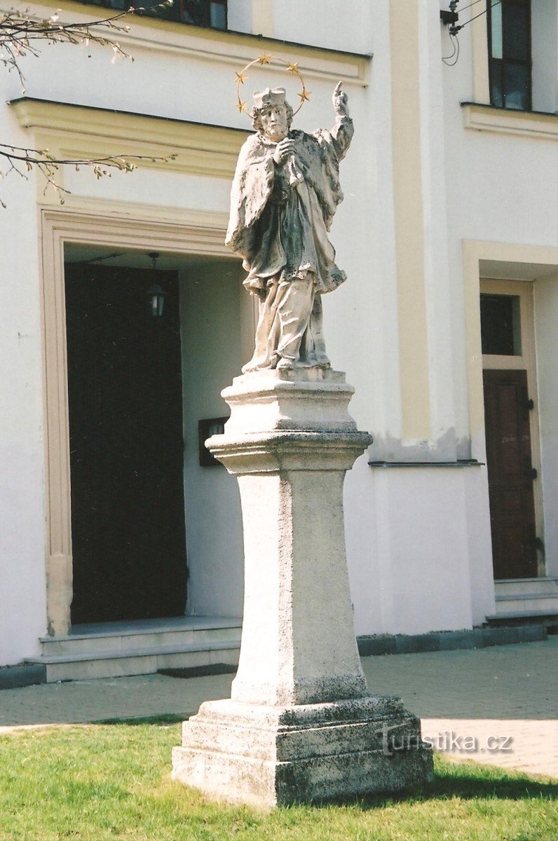 statue