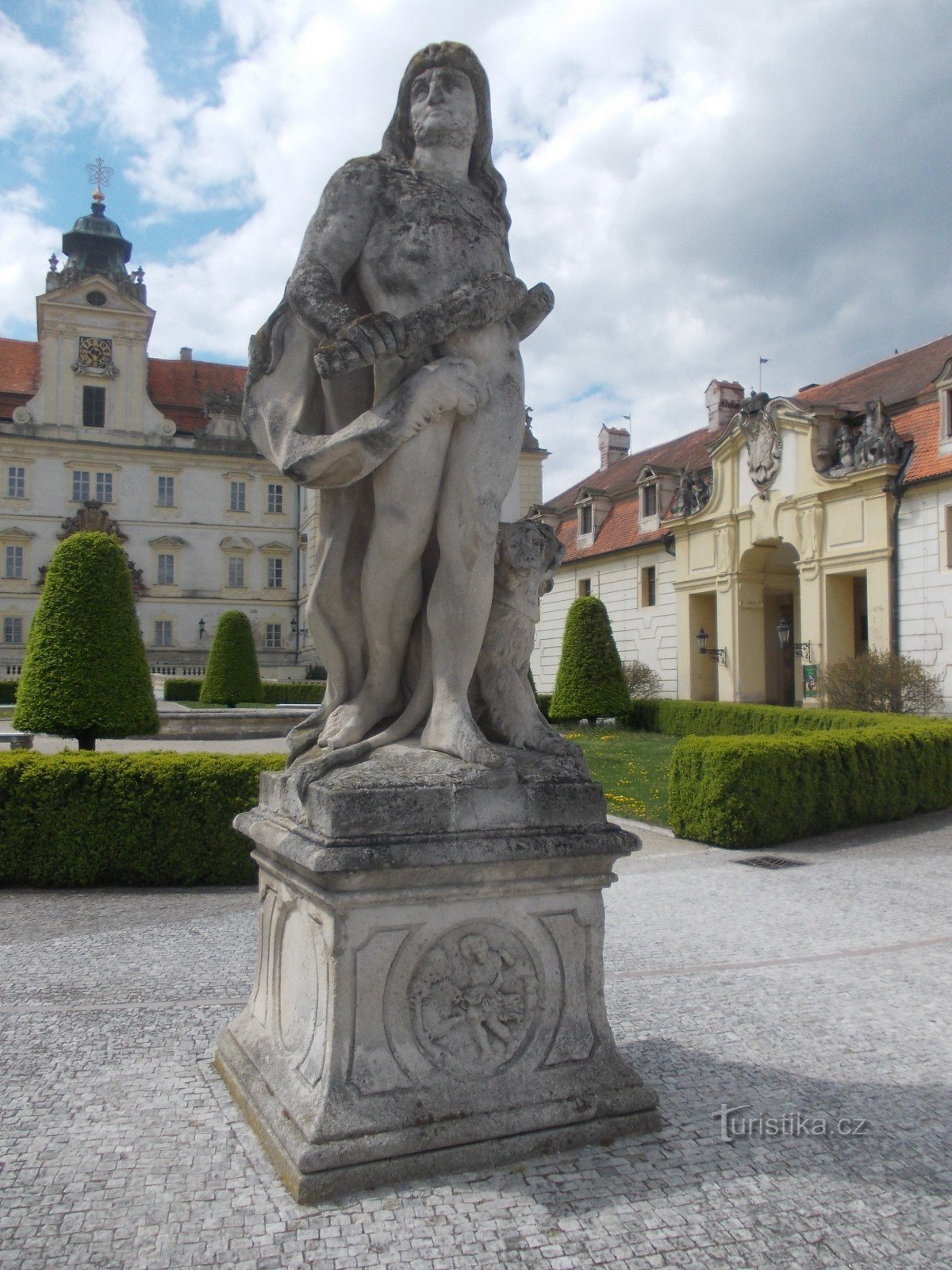 statue