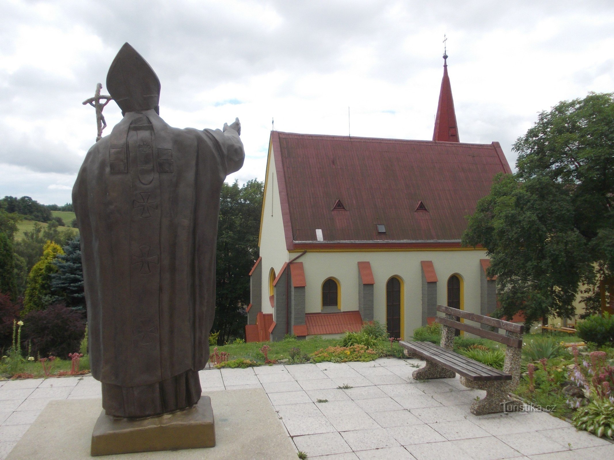 Statue und Kirche