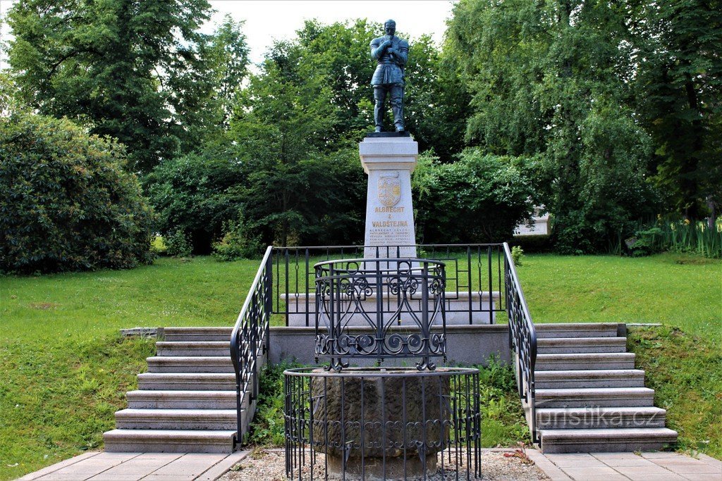 Άγαλμα του Άλμπρεχτ του Βαλενστάιν