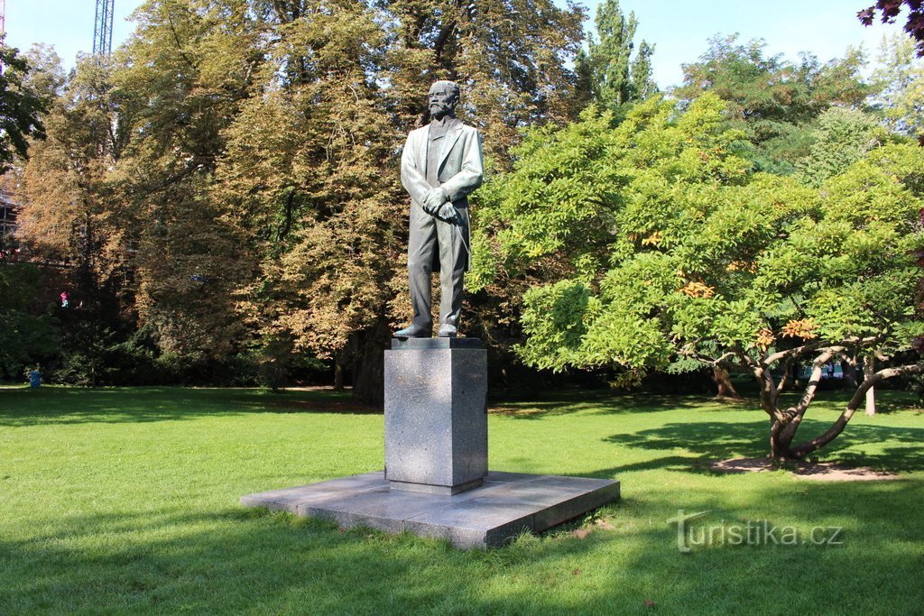 Statuia lui Antonín Dvořák