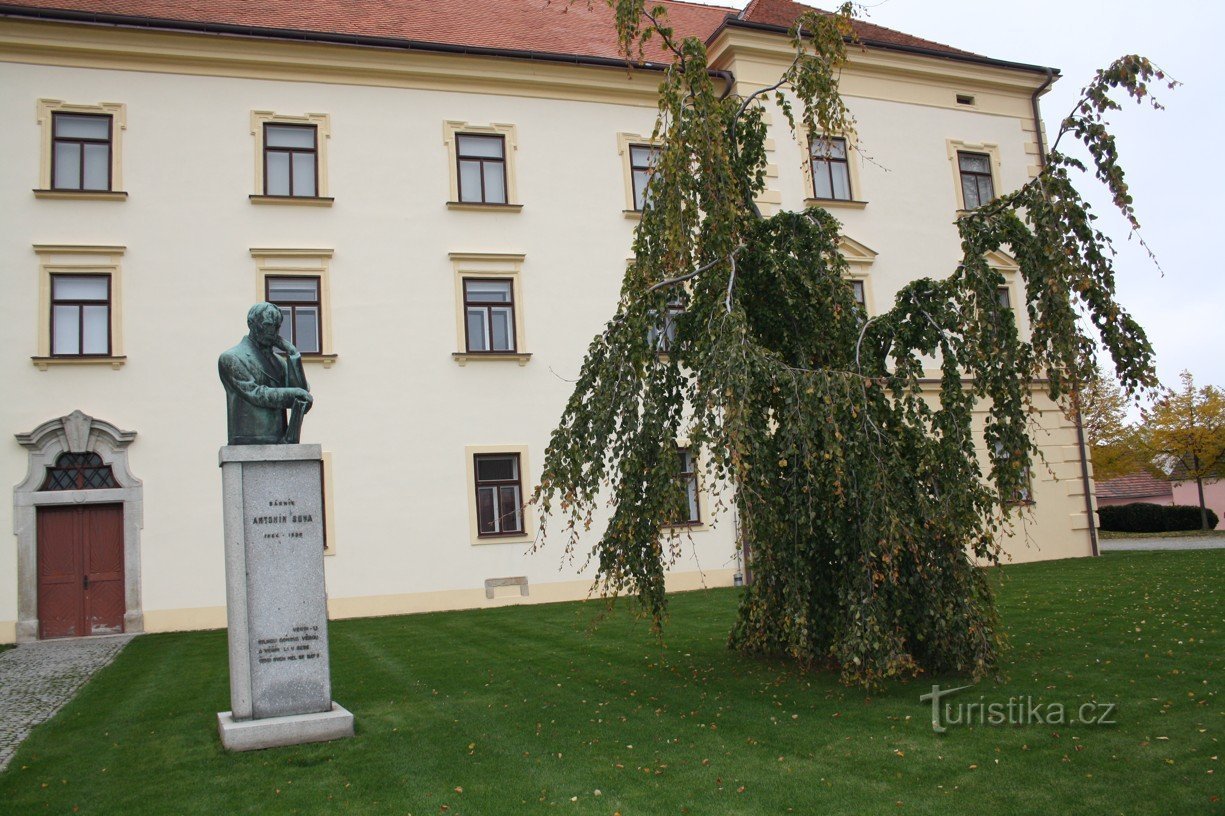 La estatua de Antonín Sova en la ciudad de Pacov