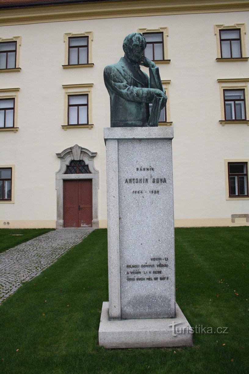 La estatua de Antonín Sova en la ciudad de Pacov