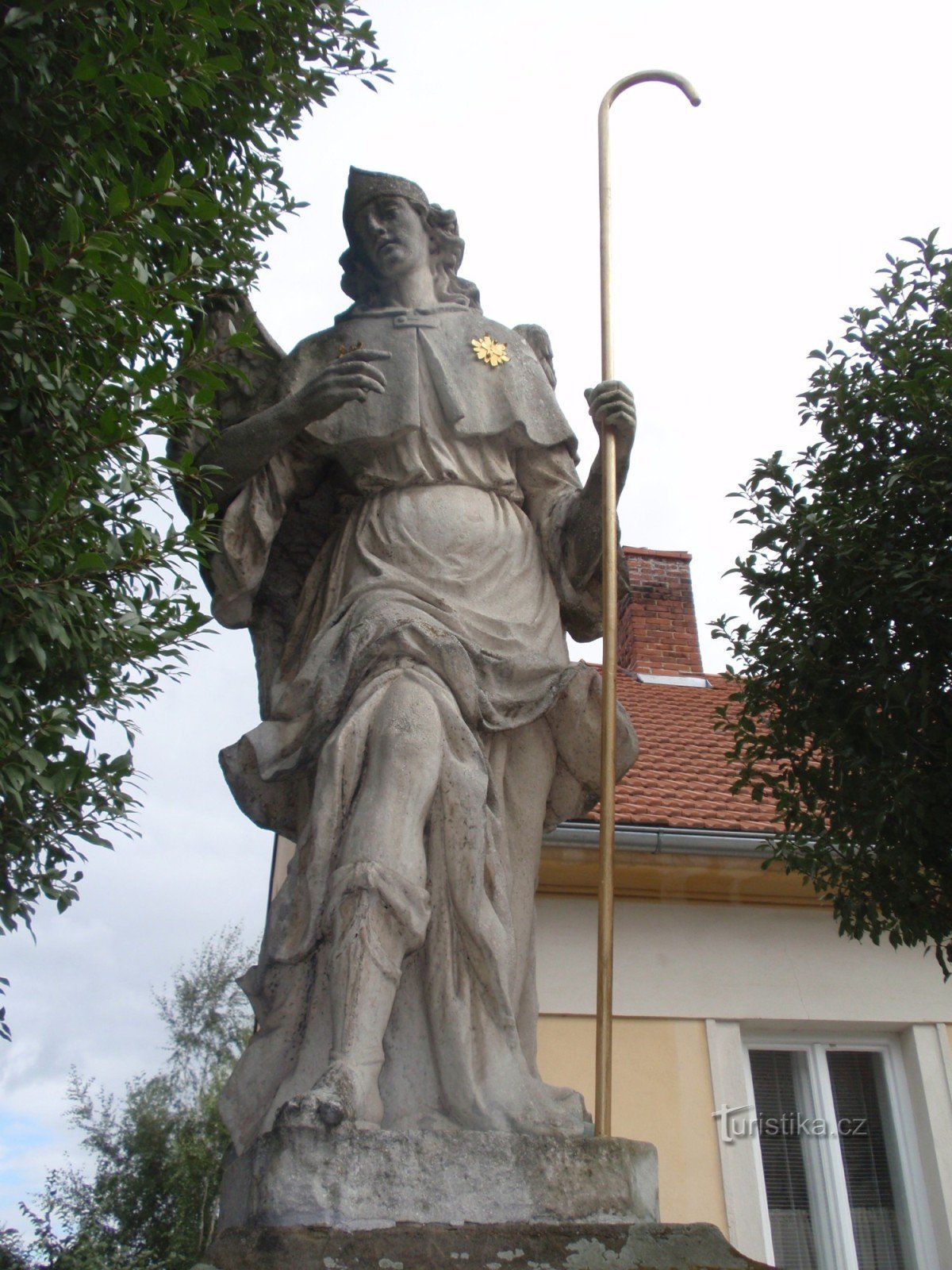 Aartsengel Raphael standbeeld in Rájc-Jestřebí