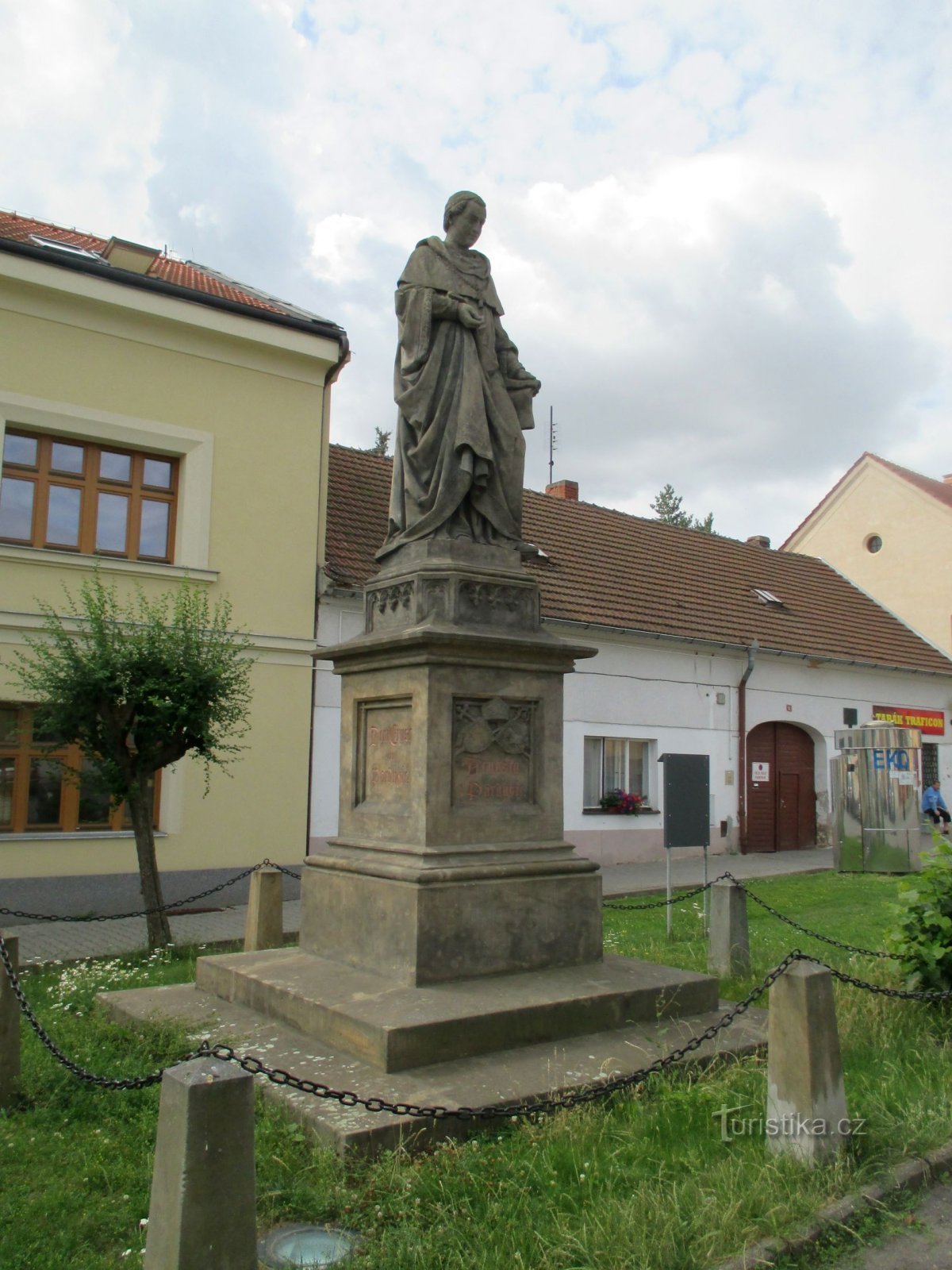 Estátua de Arnošta de Pardubice em Úvaly