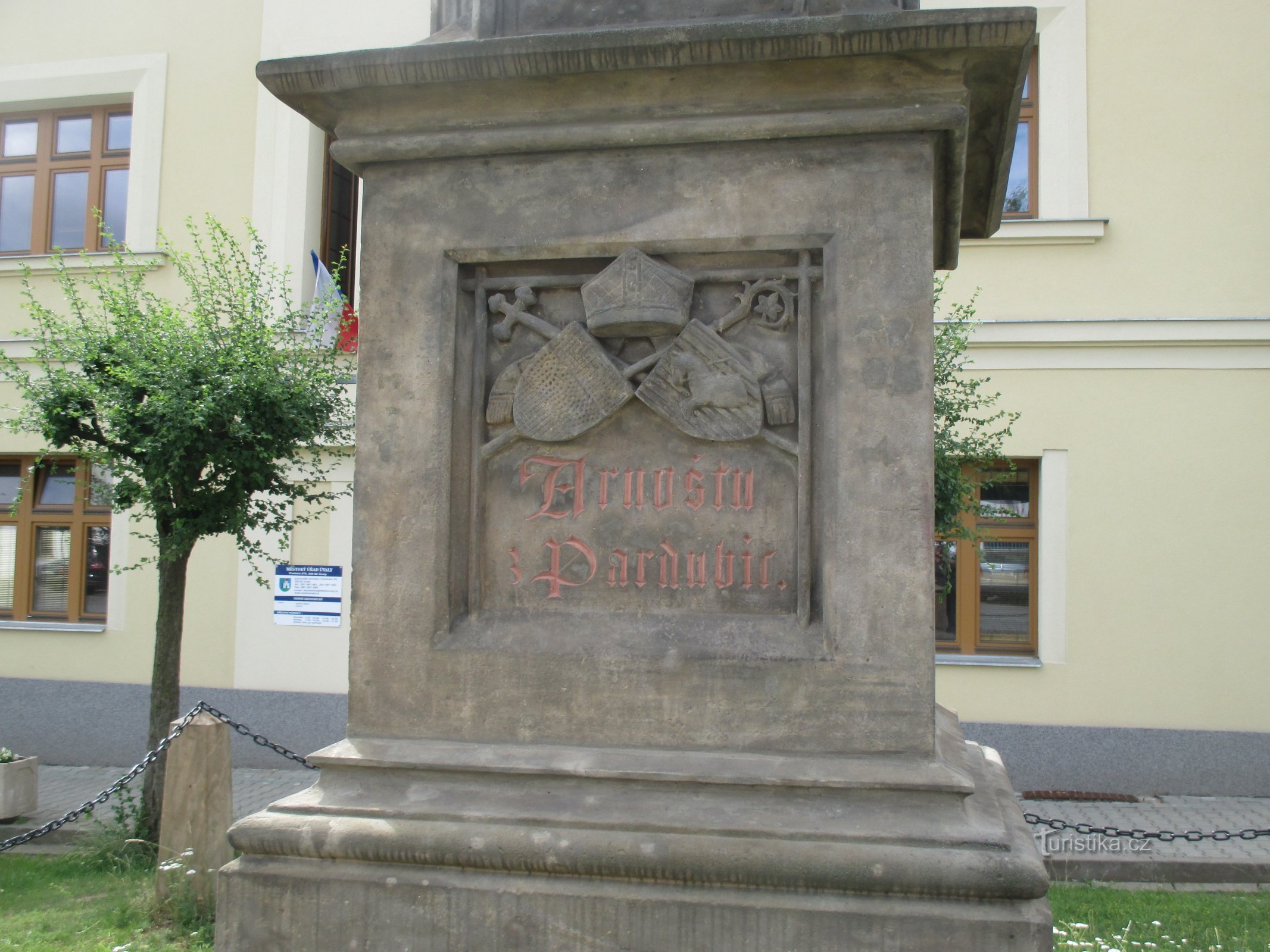 Estátua de Arnošta de Pardubice em Úvaly