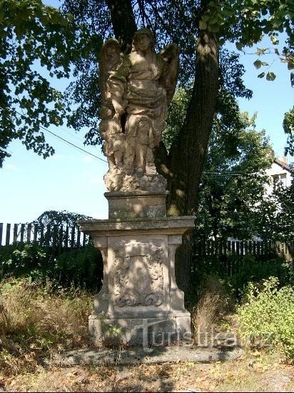 Statue: barokstatue, stående nær slottet i Mirošov - i den nordlige del af landsbyen