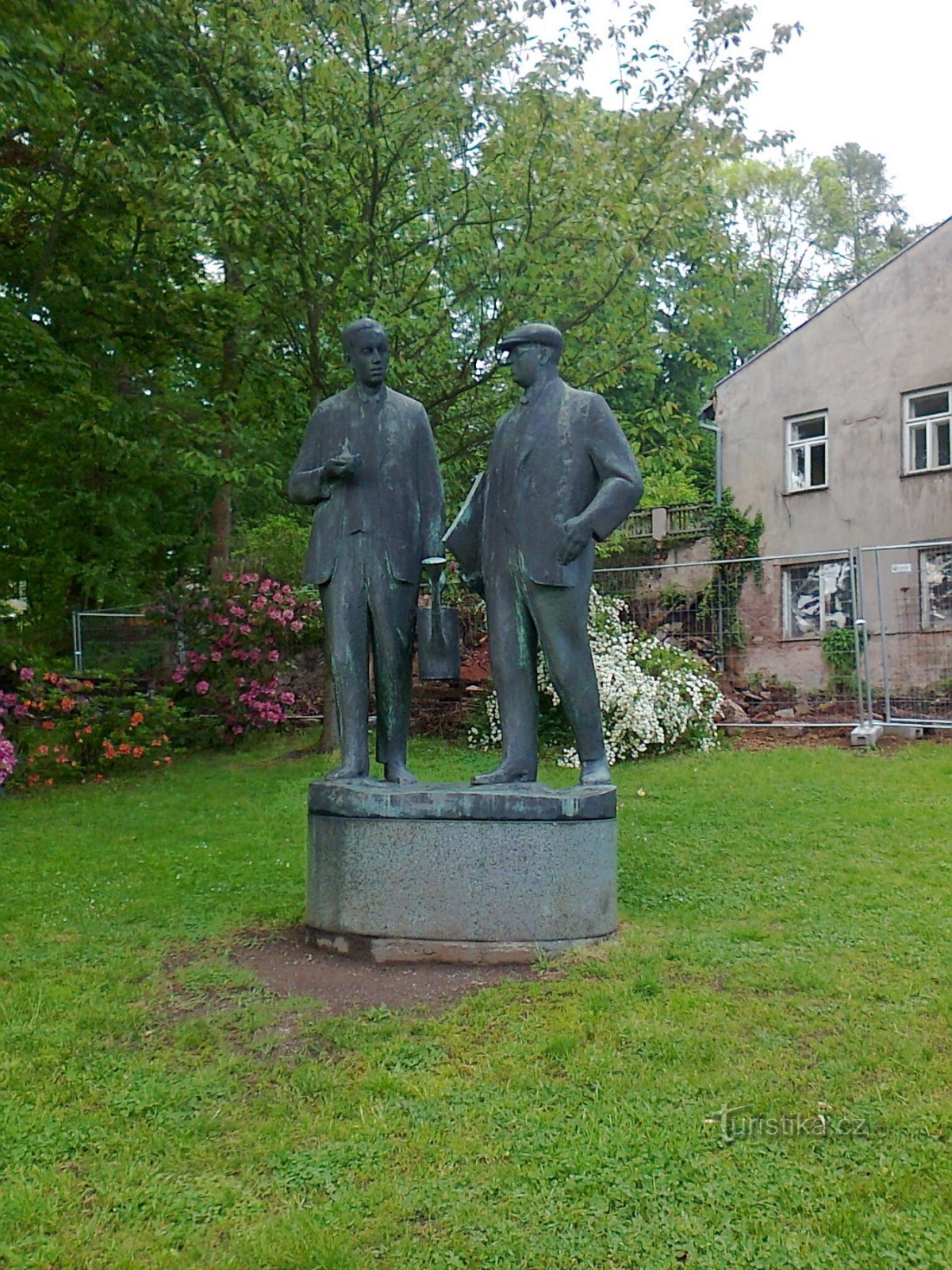 La estatua de los hermanos Čapk no lejos del museo.