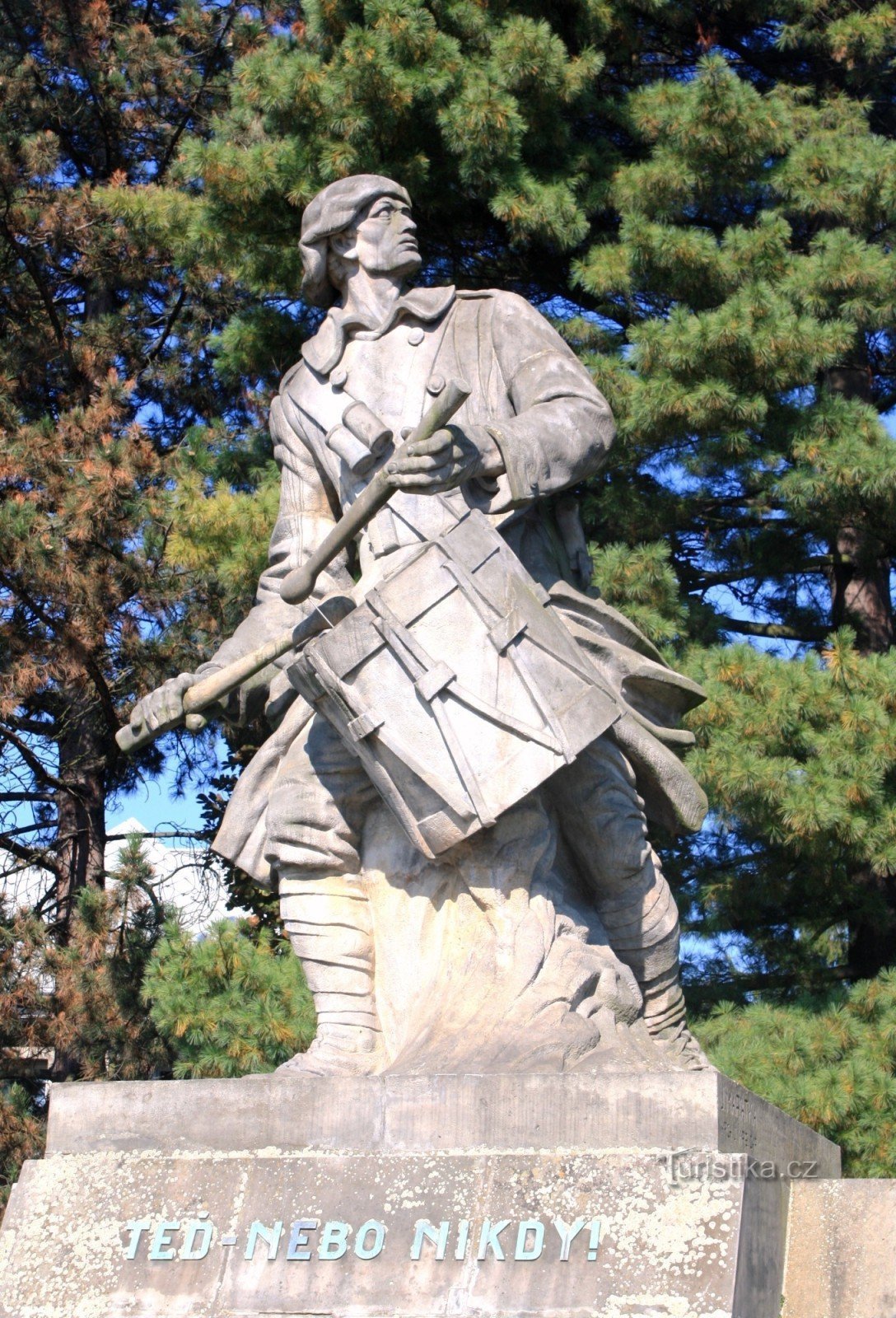 Statue of a drumming legionnaire