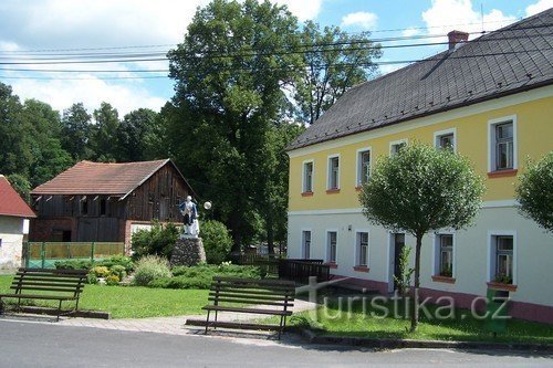 Statue af kejser Joseph II i landsbyen i Kunratice