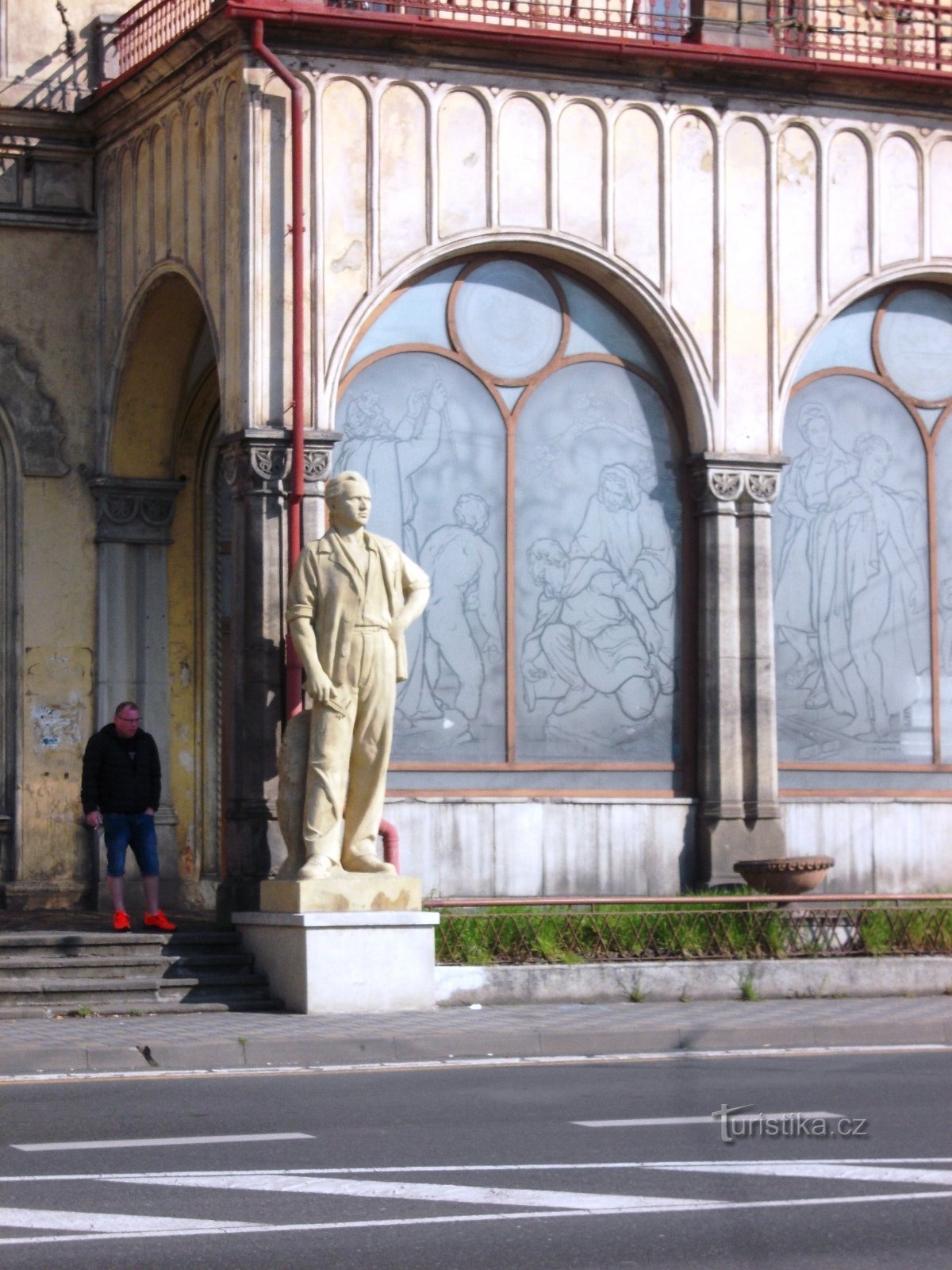 estátua de um trabalhador