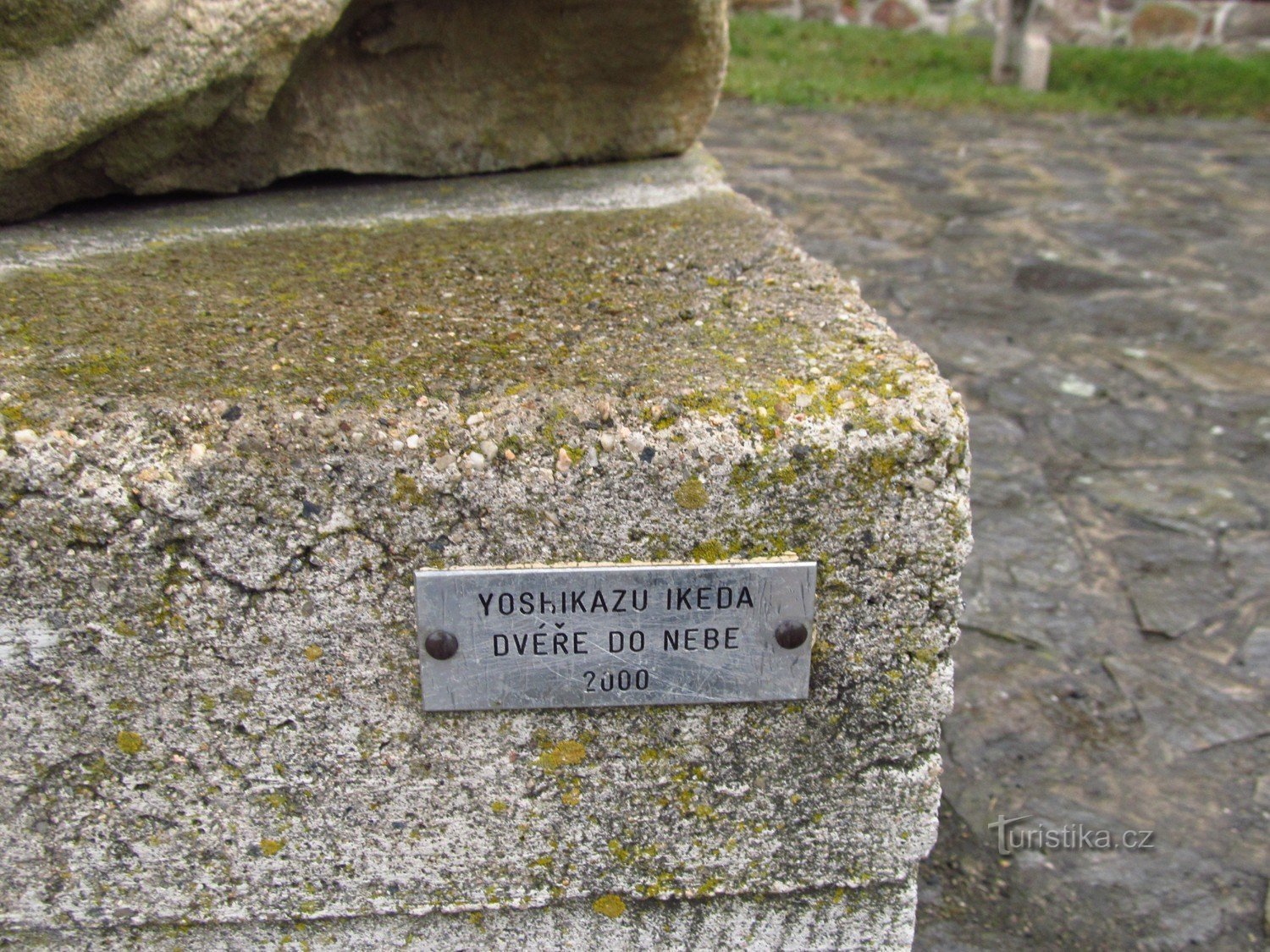 Escultura Porta para o Céu de Yoshikazu Ikeda nas paredes de Kadaň