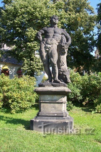 Estatua de Hércules, el llamado Sansón en los Jardines Voigt