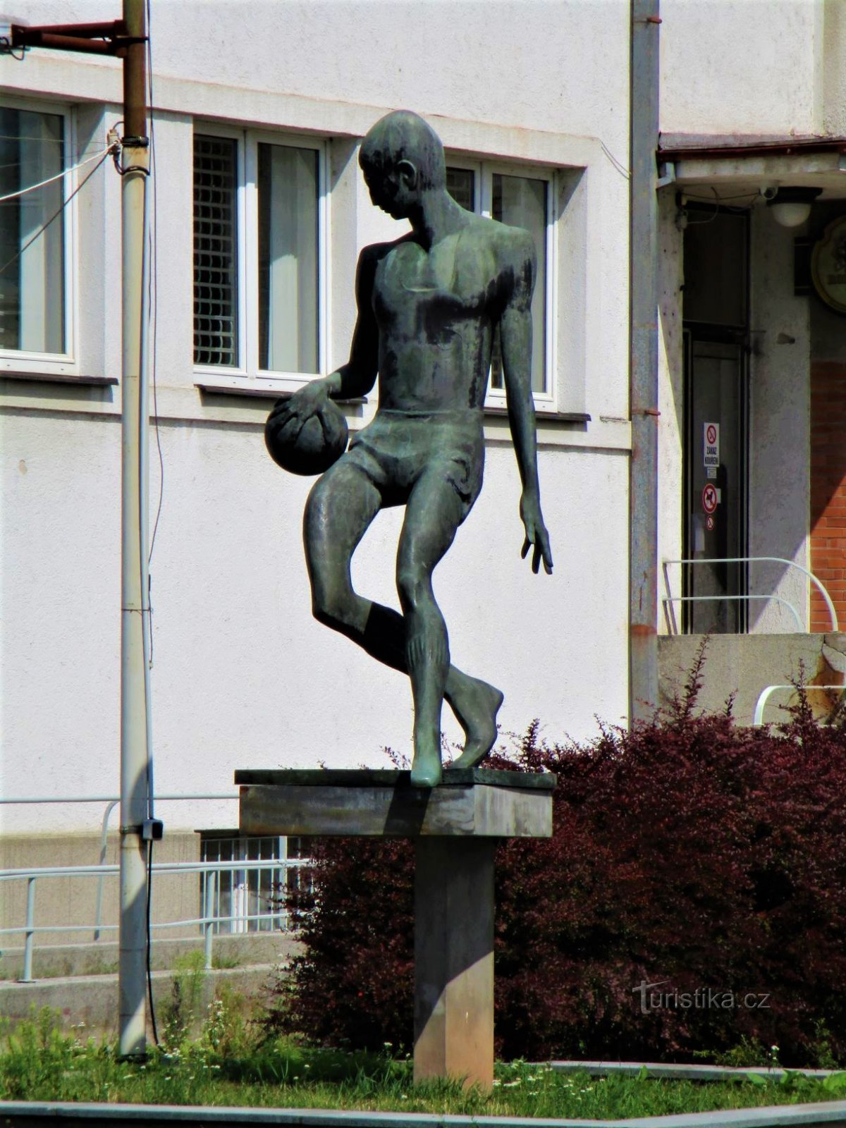 statue