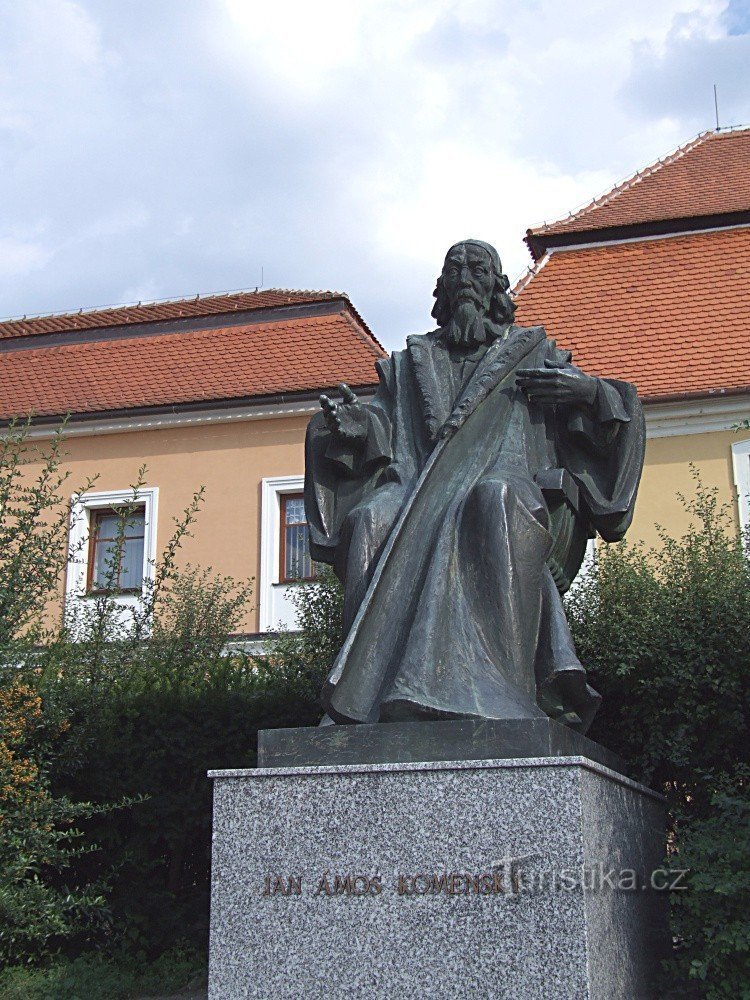 Estatua de Jan Ámos Comenius en Strážnice