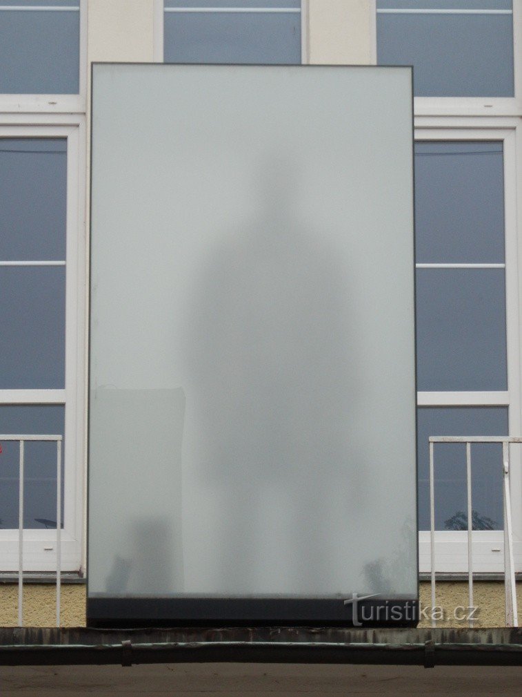 Die Statue von Jára Cimrman im Nebel