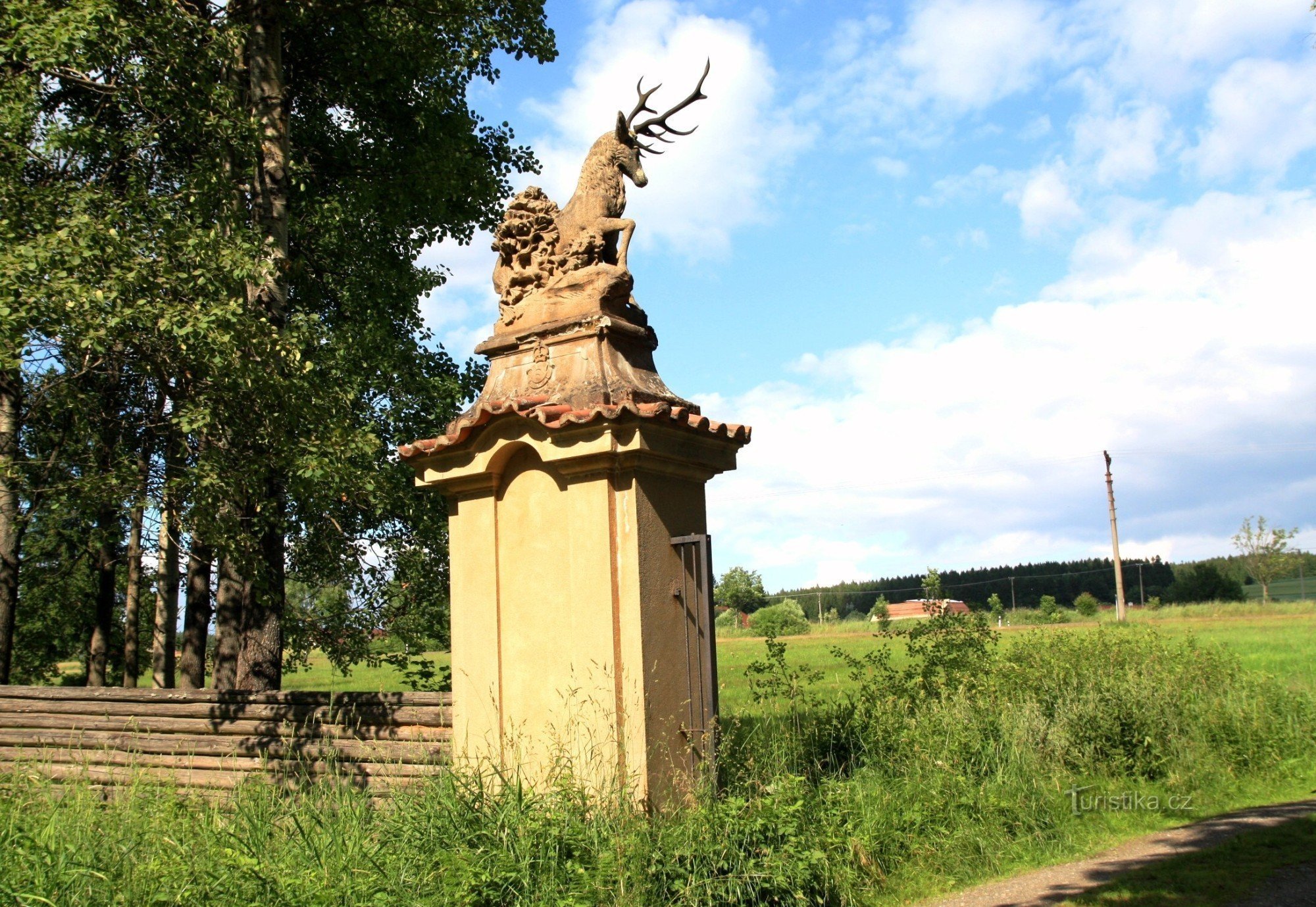 Estátua de veado no portão de entrada