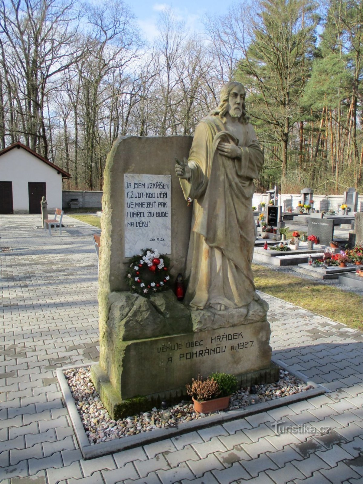 Estatua de Jesucristo en el cementerio (Hrádek, 20.2.2020/XNUMX/XNUMX)