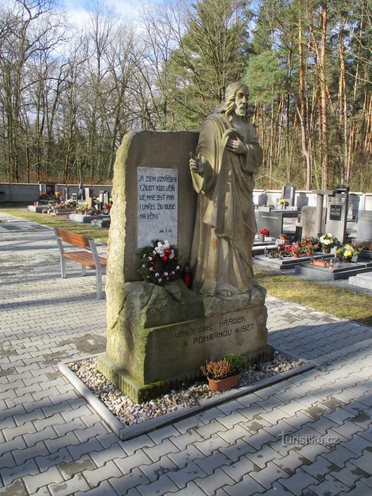 Statuia lui Isus Hristos în cimitir (Hrádek, 20.2.2020)