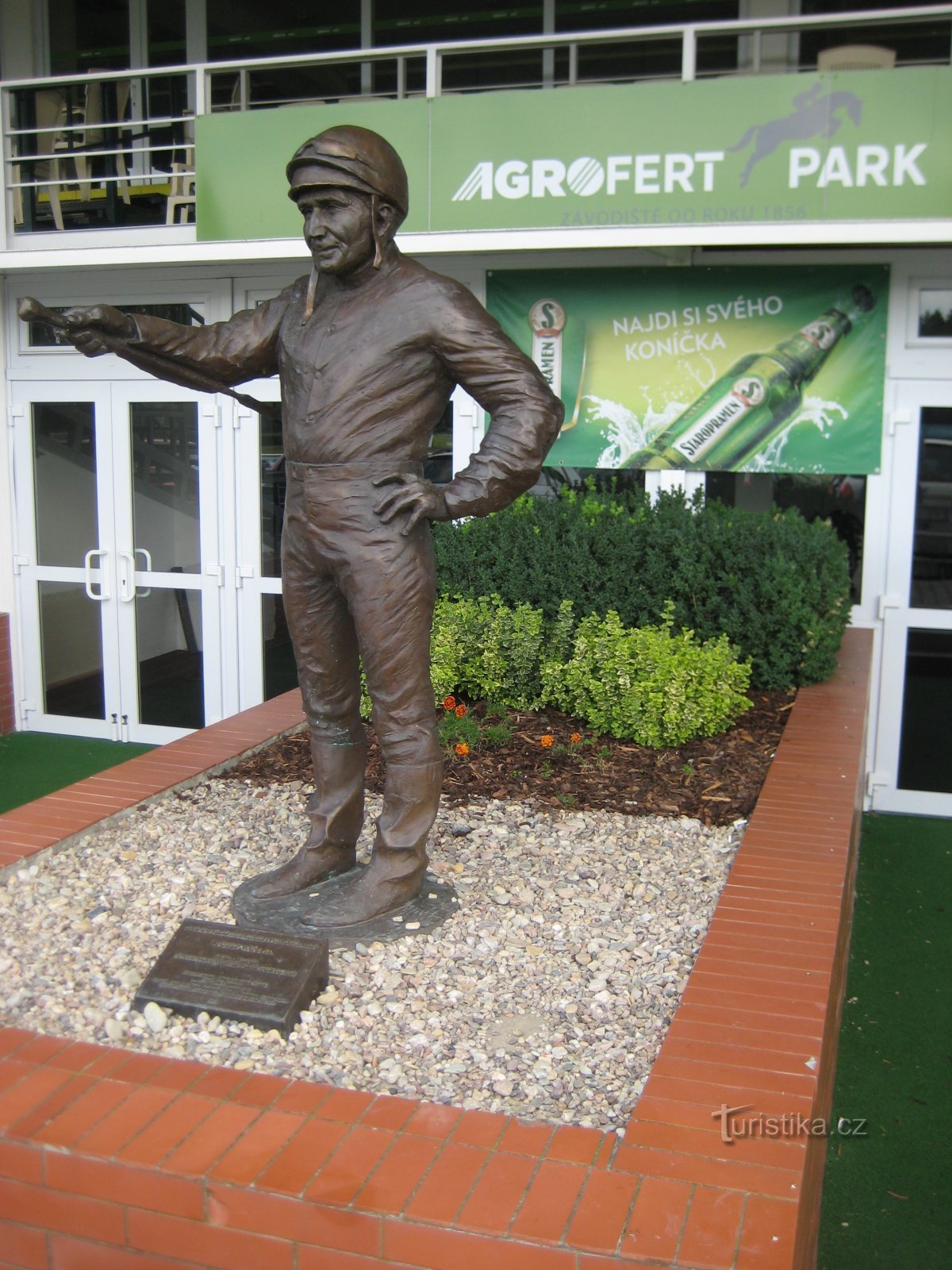 Josef-Váňa-Statue - Pardubice