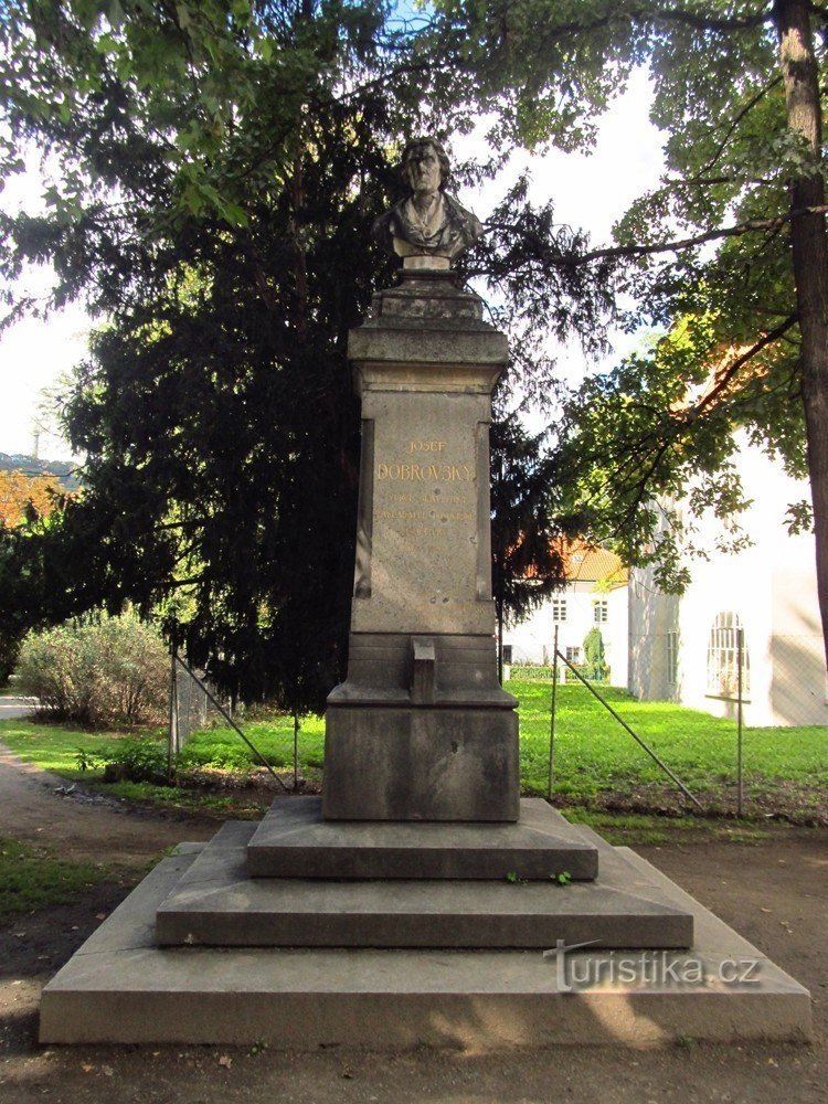 Statue von Josef Dobrovský in der Prager Kampa