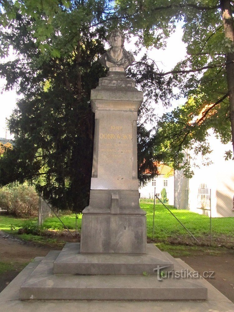 Statue von Josef Dobrovský in der Prager Kampa