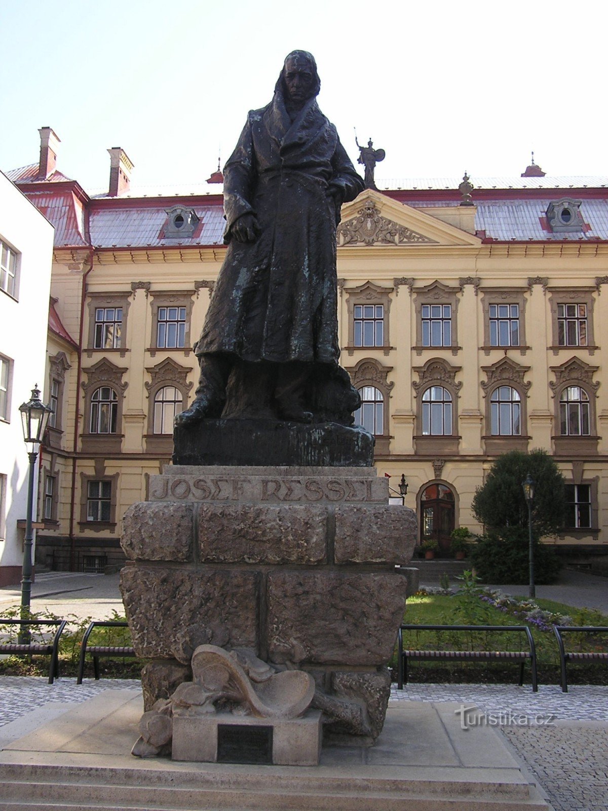 standbeeld van Josef Ressel