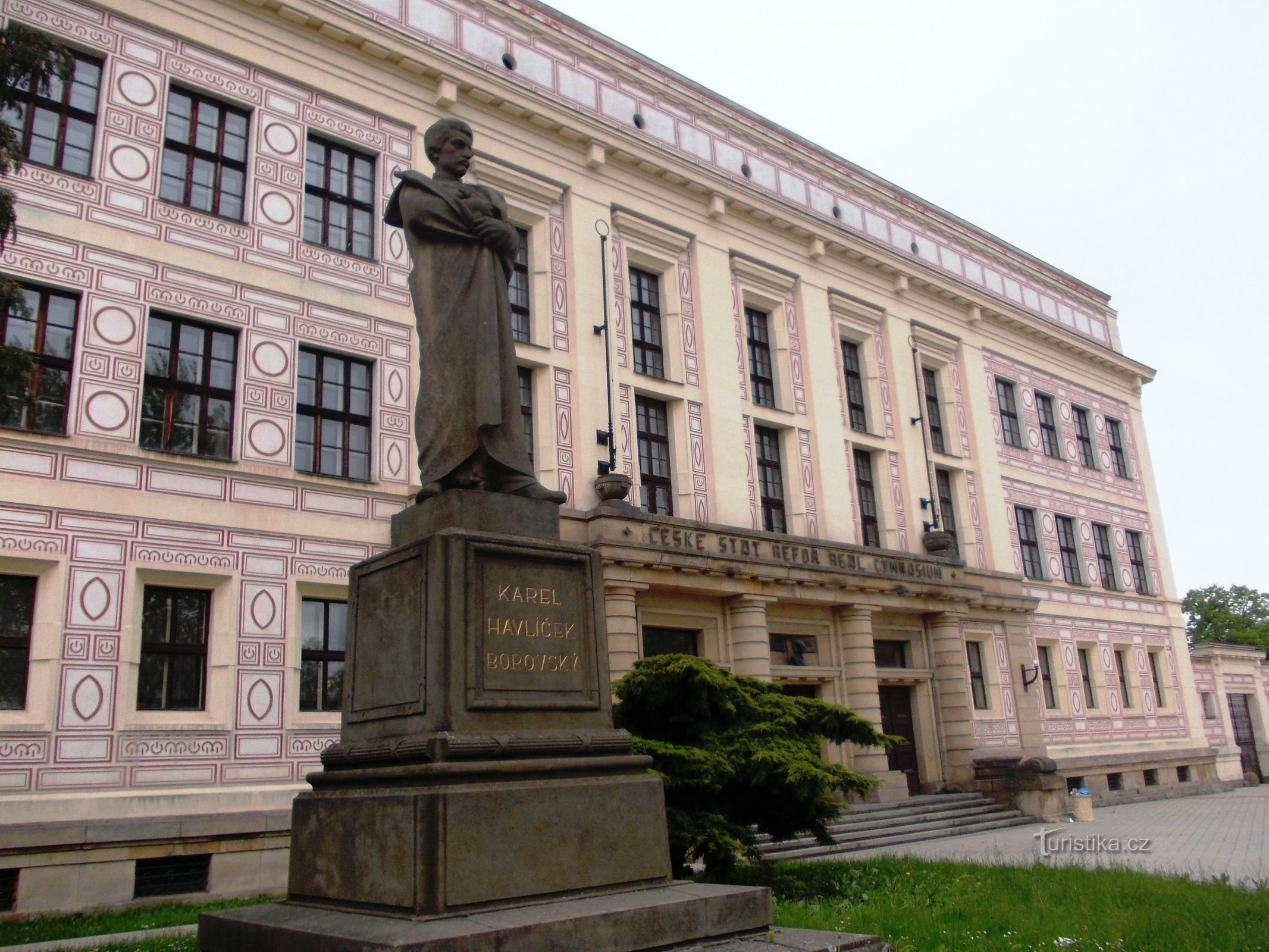 la estatua de KH Borovský y el gimnasio