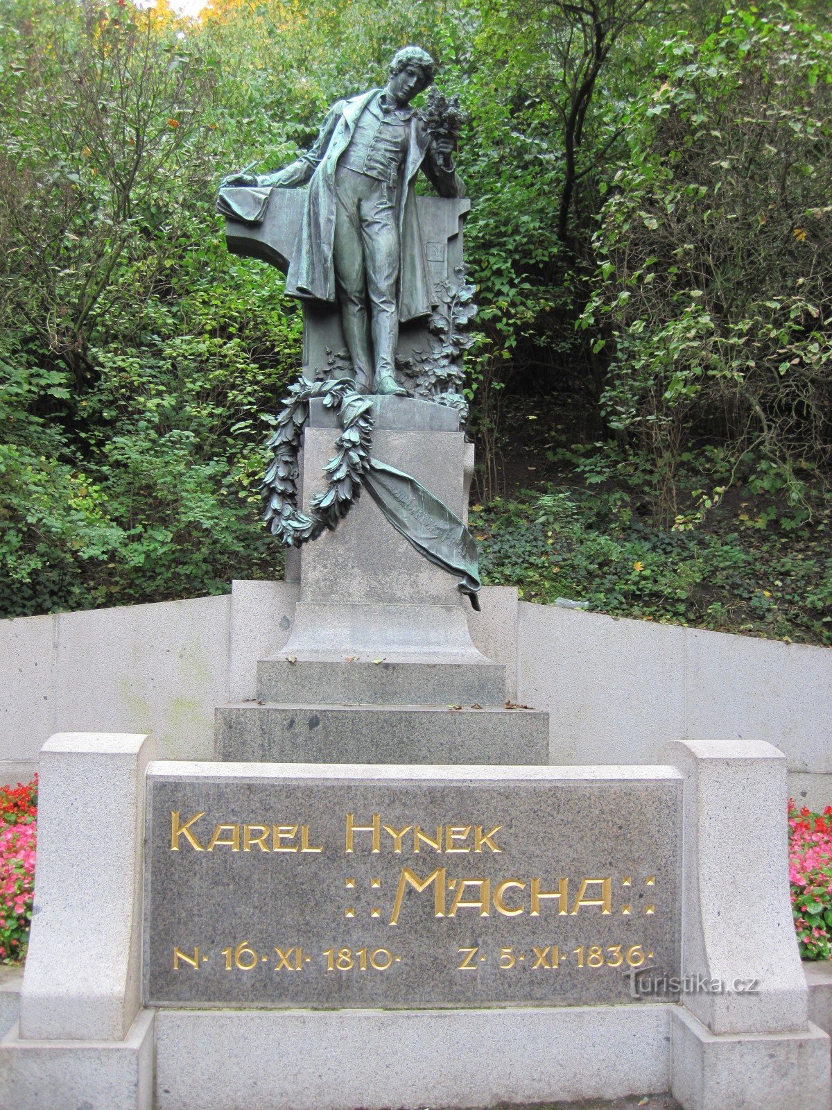 Статуя KH Mácha в Петршині