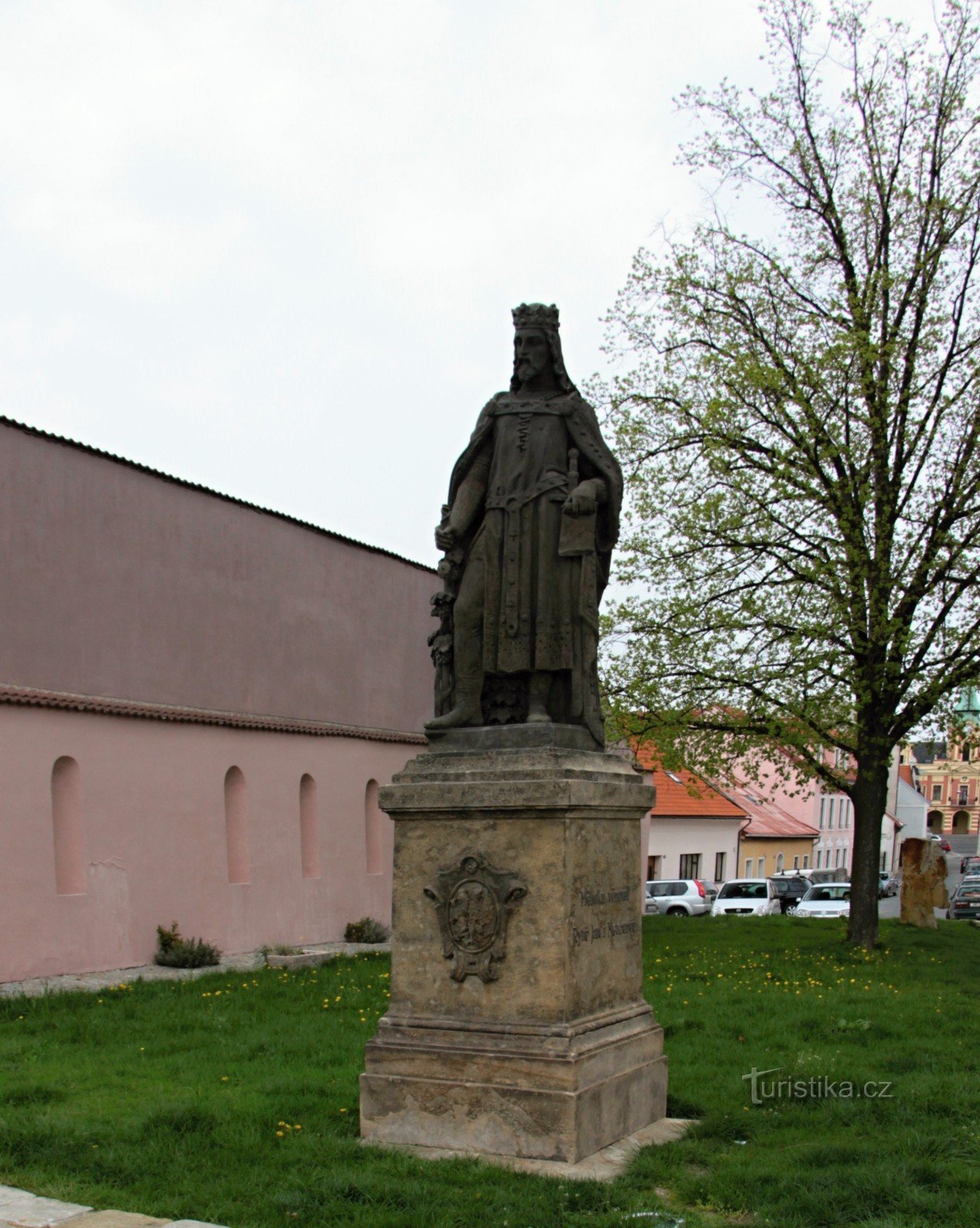 Statue af Karl IV. i Mělník med udsigt over sammenløbet