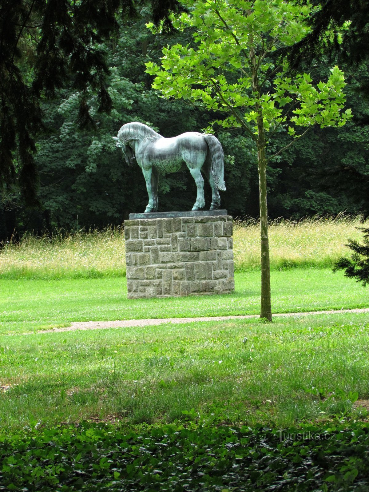 статуя лошади