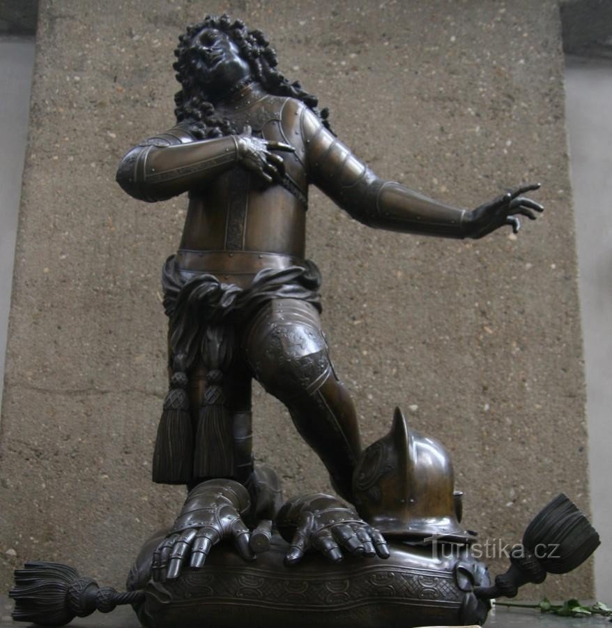 En staty av Louis Raduit de Souche placerad i utrymmet bakom altaret