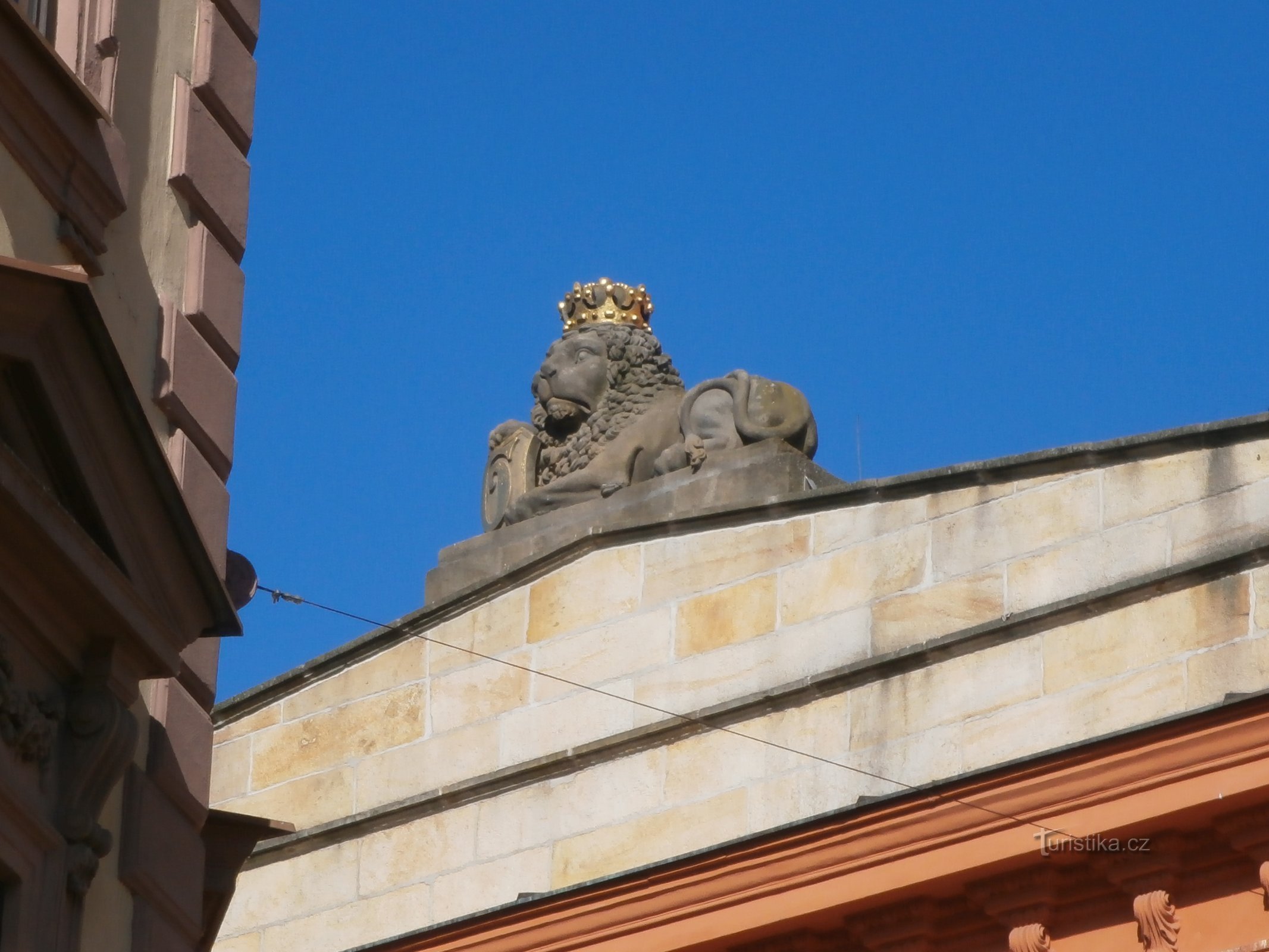 Statua del leone al n. 230 (Hradec Králové, 18.6.2016/XNUMX/XNUMX)
