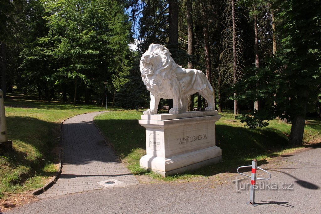 Een leeuwenbeeld bij de ingang van het park