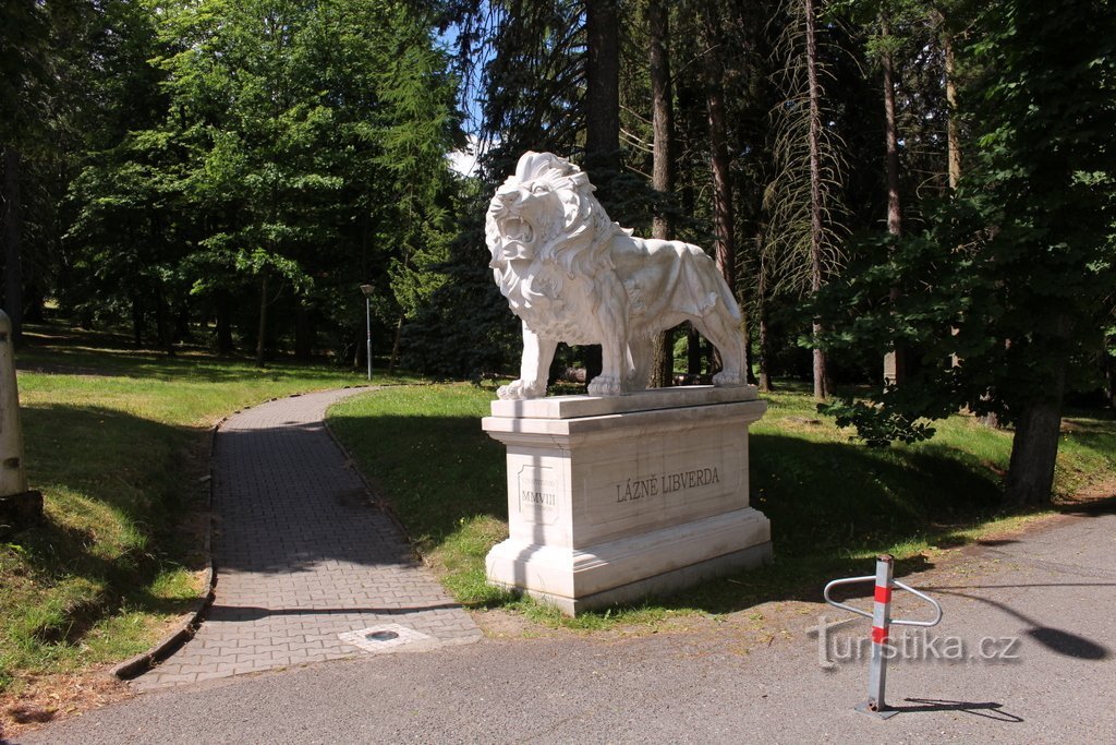 Uma estátua de leão na entrada do parque