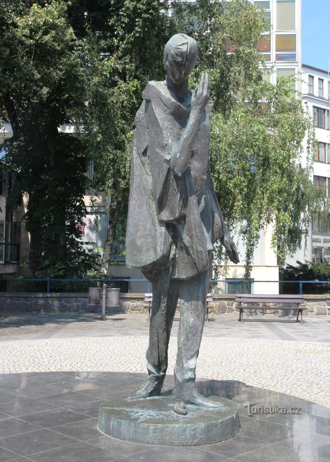 Estatua de Mima de Jiří Marek frente al edificio de la Casa Blanca