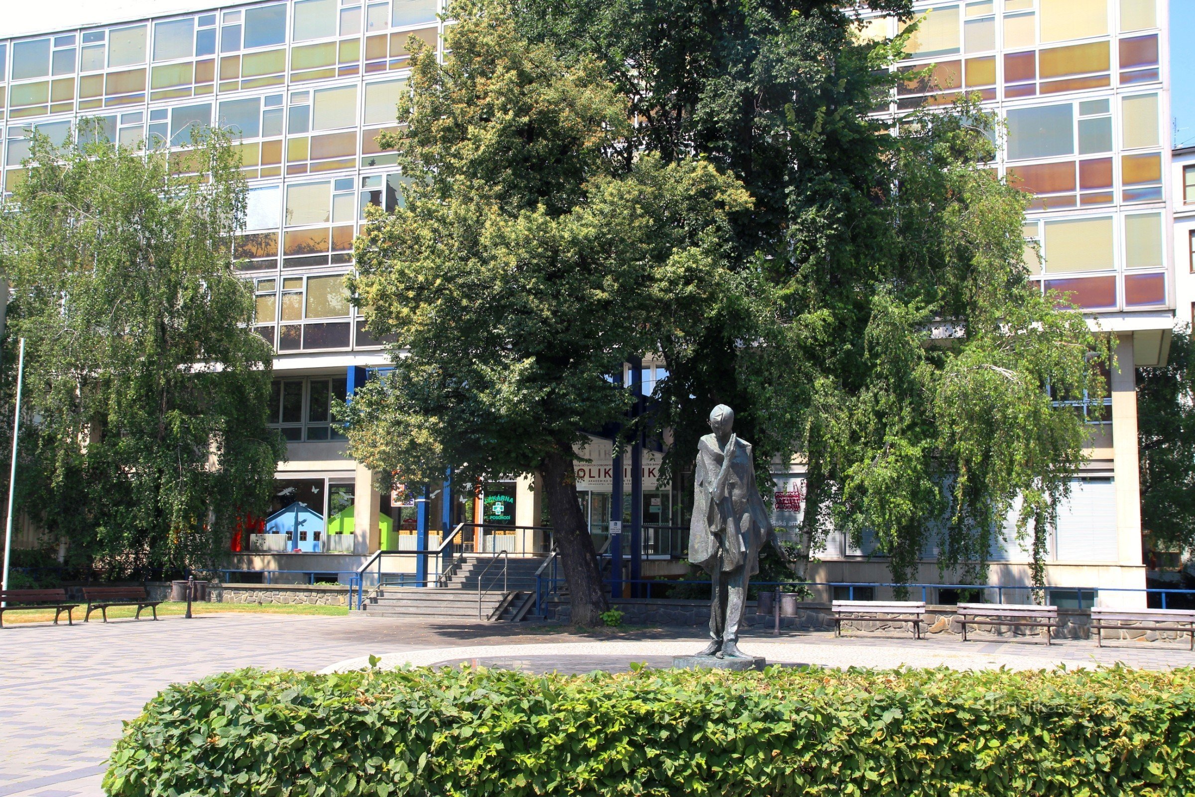 Mima statue by Jiří Marek in front of the White House building