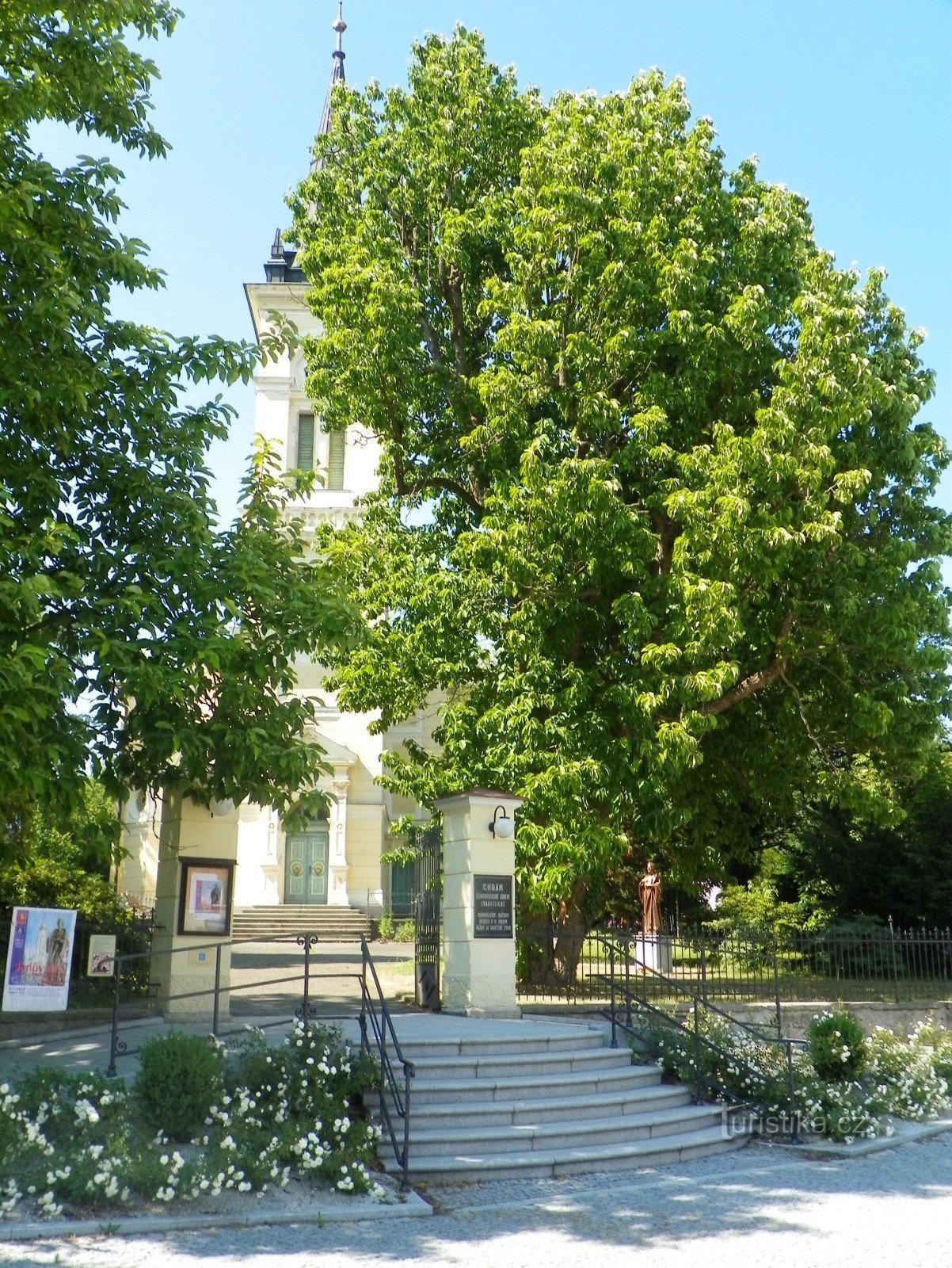 Mästare Jan Hus staty framför Evangeliska kyrkan