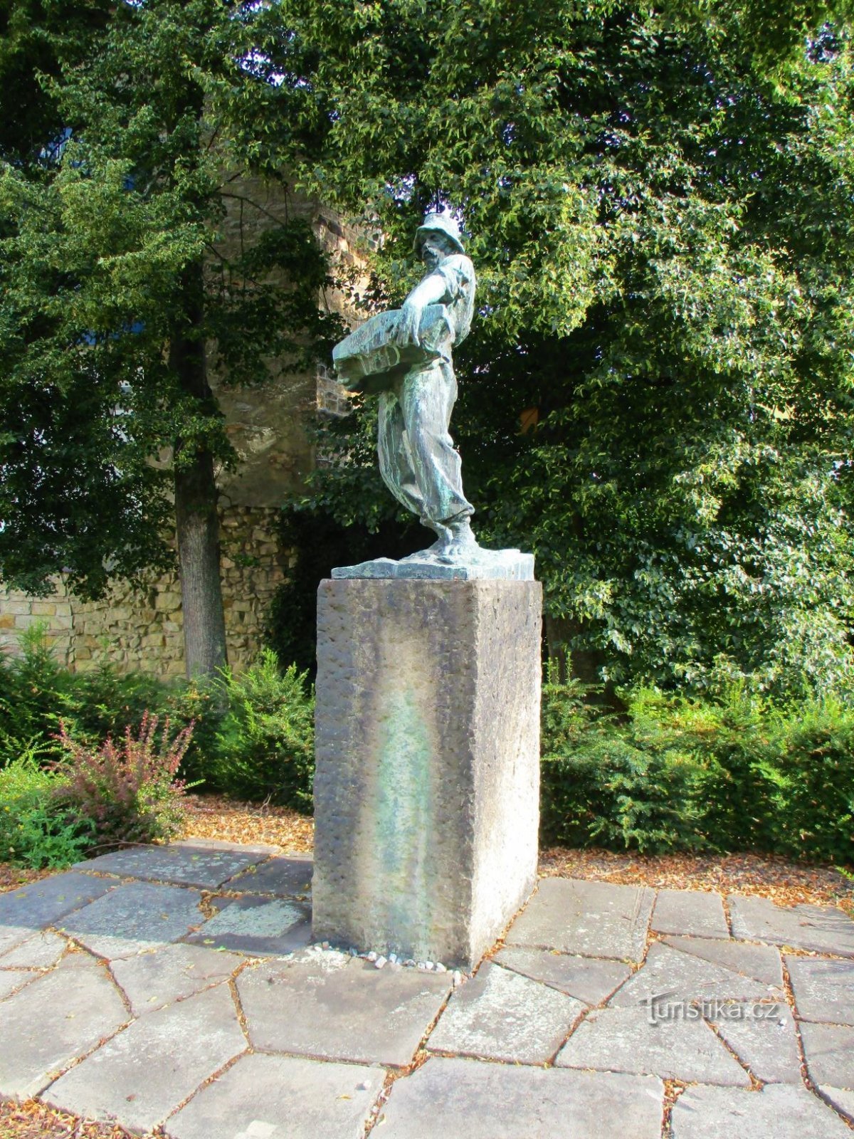 statue