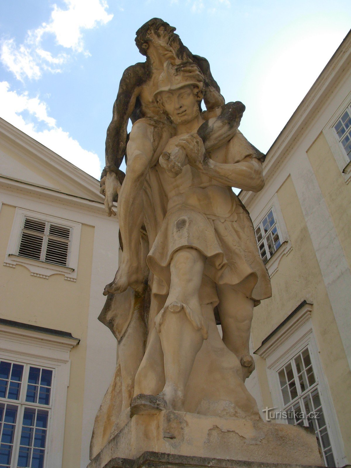 Una estatua en el patio.