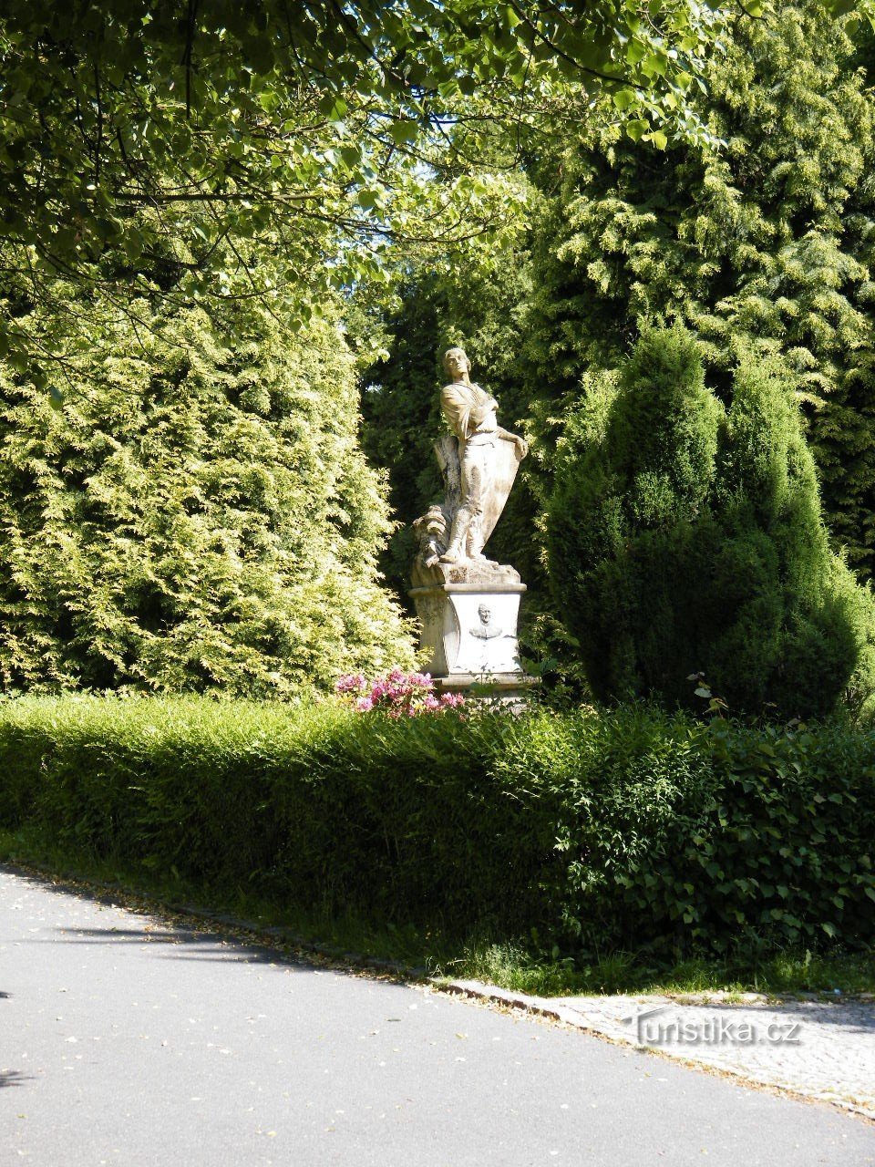 socha na náměstí