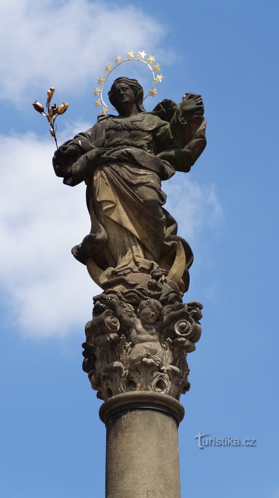 Una estatua encima de una columna