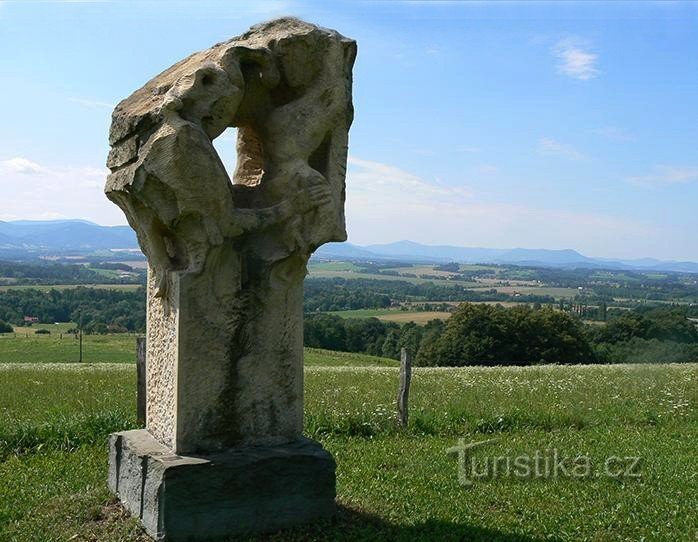 Statuie pe pajiștea de observație