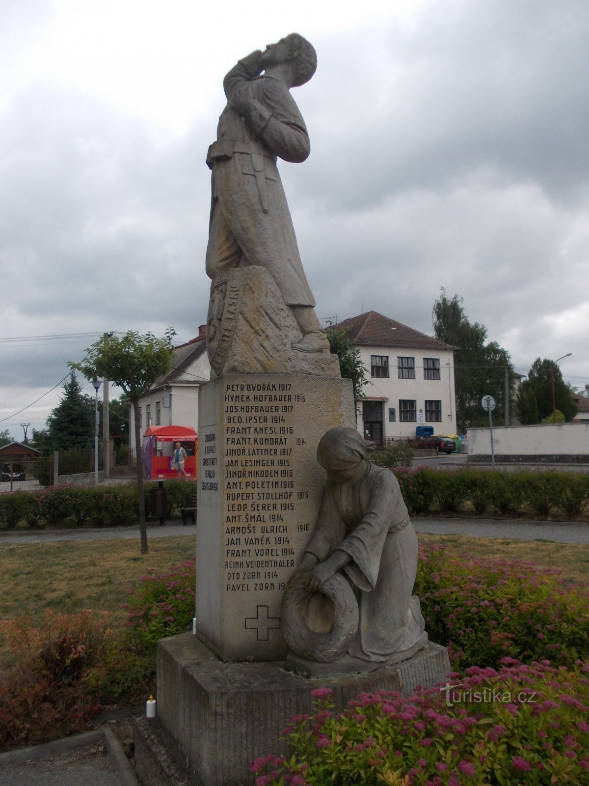 una estatua a las víctimas de la Primera Guerra Mundial en el pueblo de Bítov