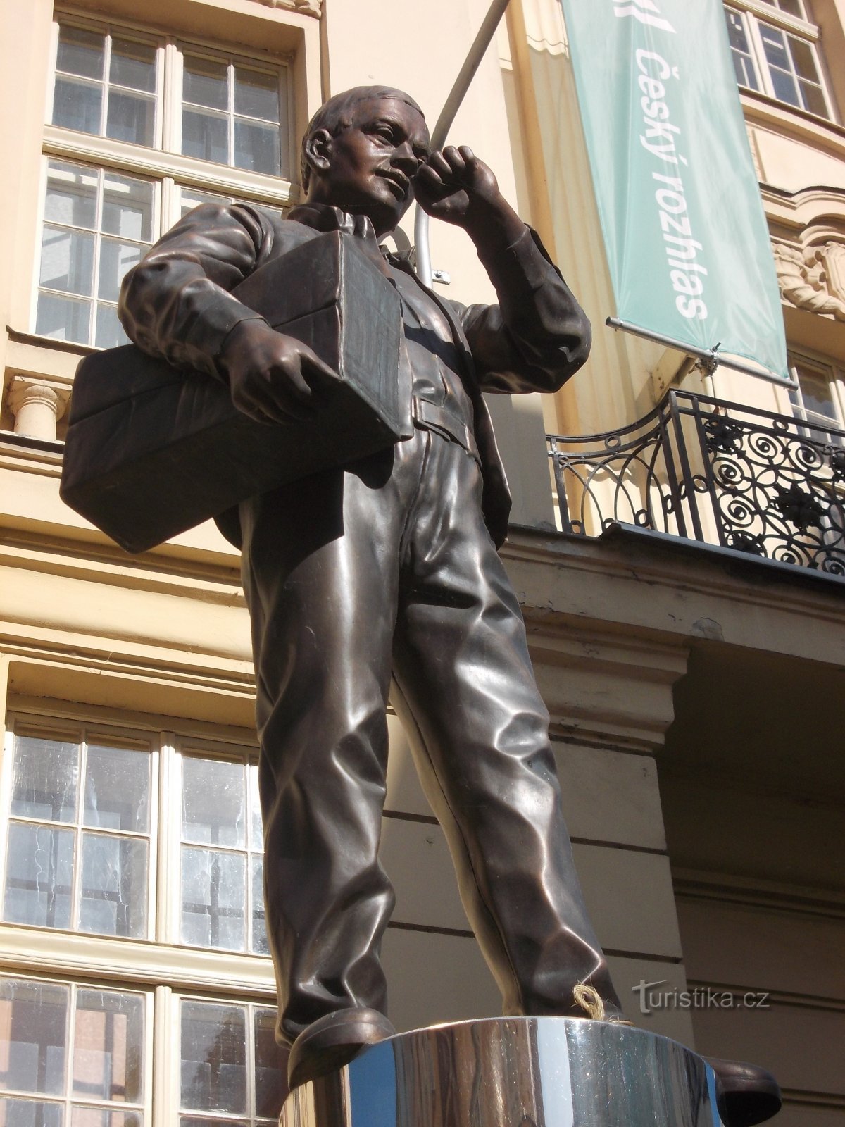 en staty av en populär poet med en gitarr