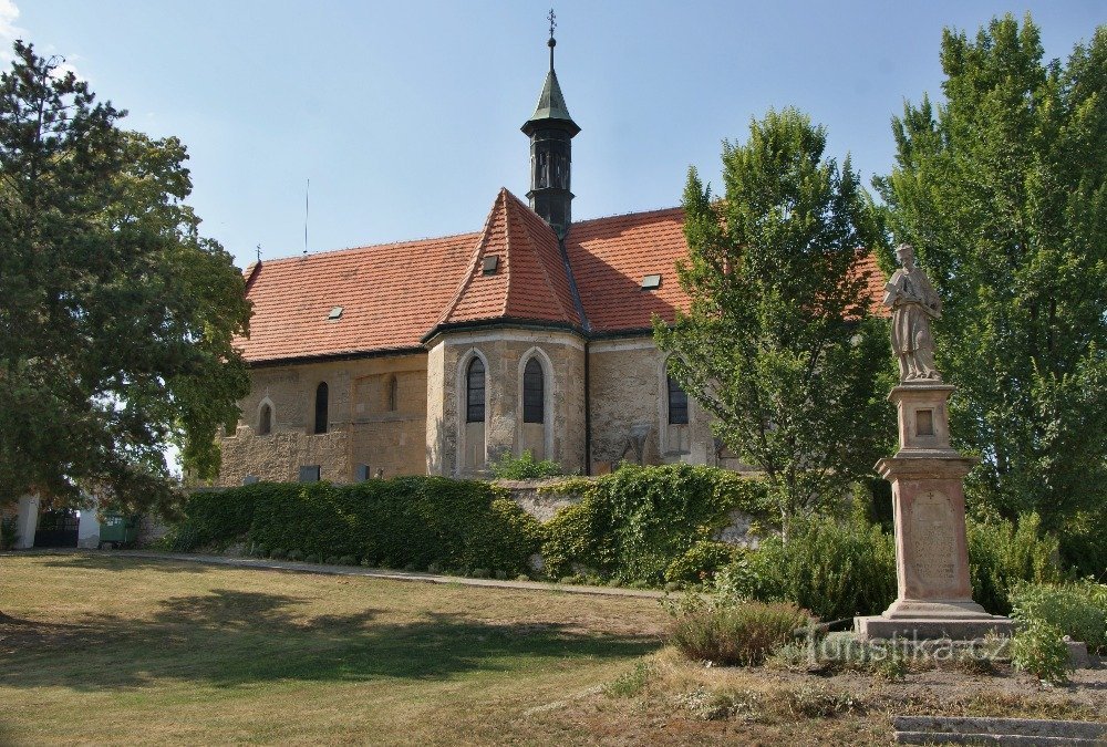 la sculpture anime l'espace devant l'église