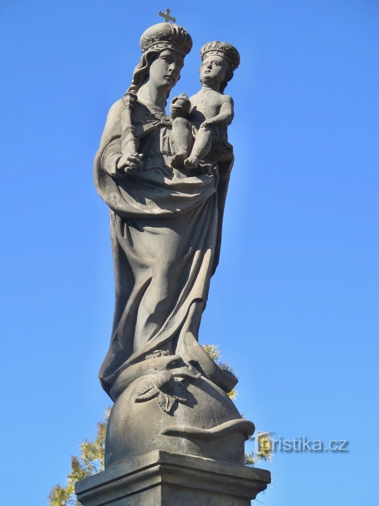statue af PM med baby Jesus