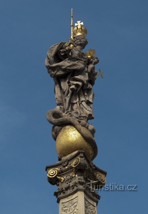 Statuia Fecioarei Maria