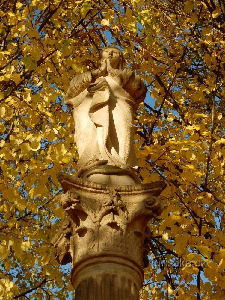 Estatua de la Virgen María