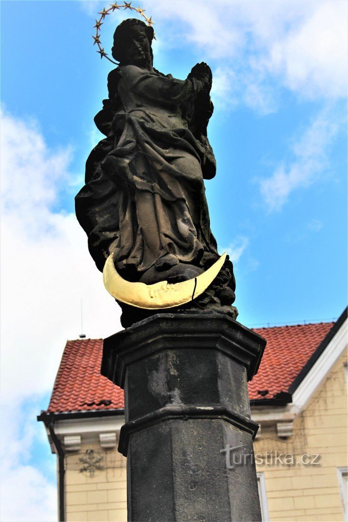 Estatua de la Virgen María